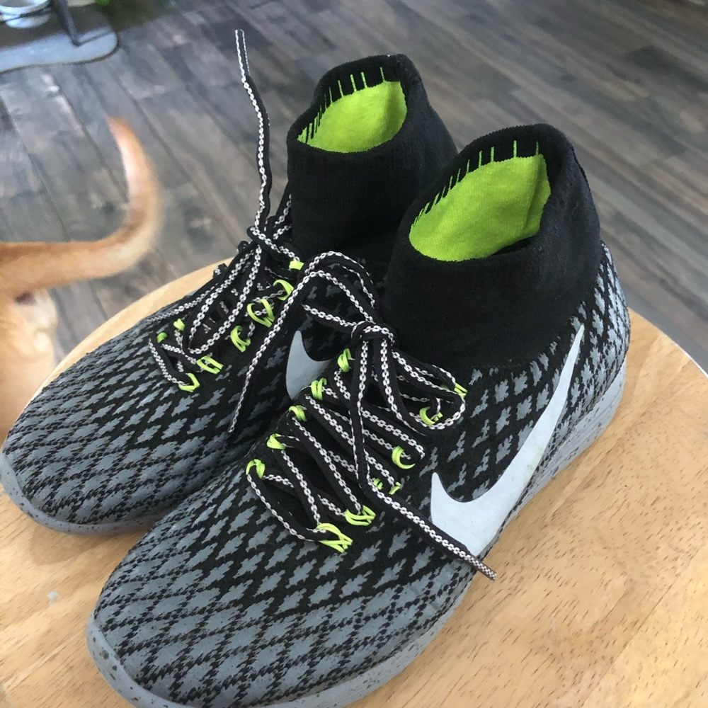 NIKE RUNNING SHOES